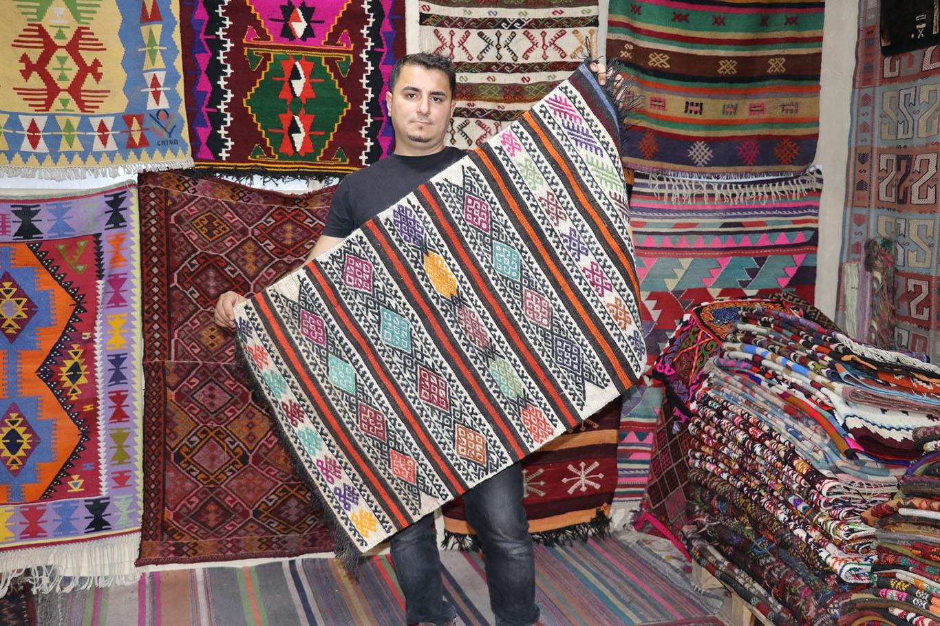 Köy köy dolaşarak tarihi halı ve kilimleri topluyor Köy köy dolaşarak tarihi halı ve kilimleri topluyor